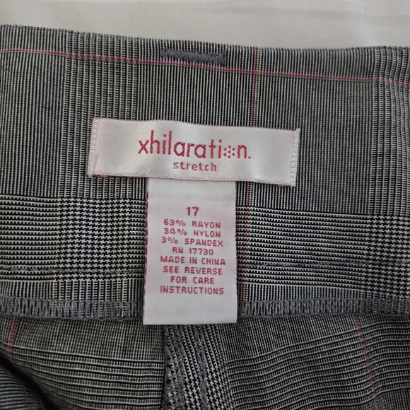 🔥 2/$9 or 3/$13  Xhilaration Juniors Cropped Gray/Pink Plaid Pants, NWT - Picture 5 of 9